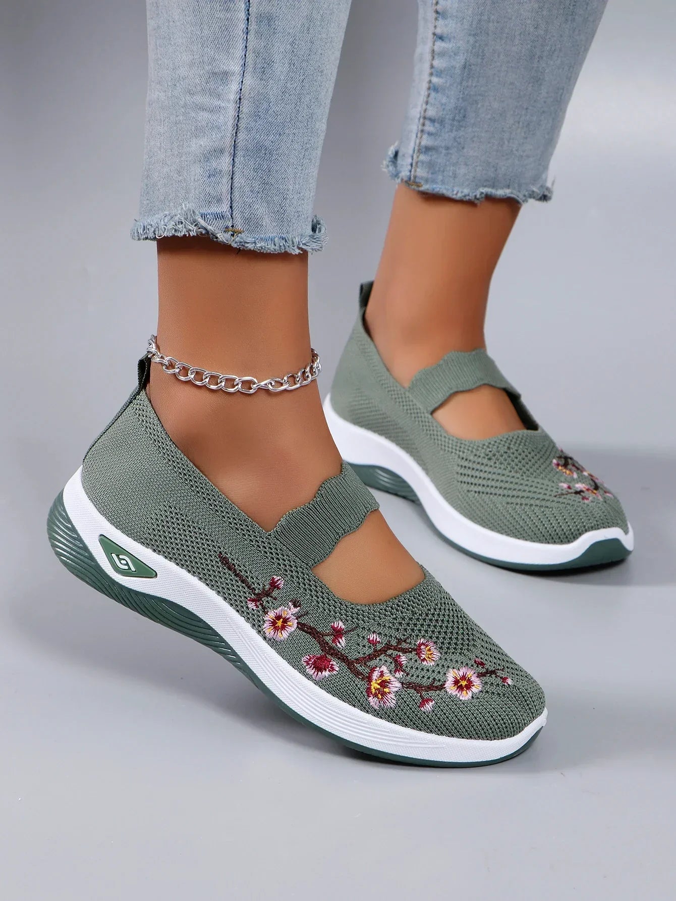 Elegant and detailed supportive summer Sneakers